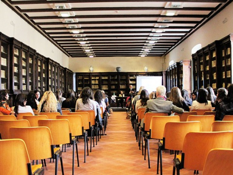 https://pixabay.com/it/photos/convegno-conferenza-meeting-1410870/